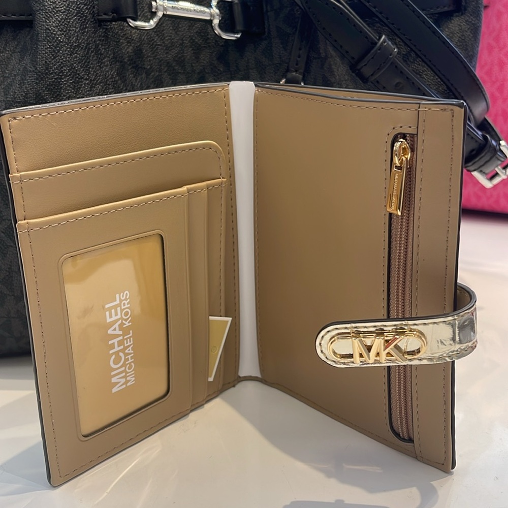 Michael Kors Empire Metallic Crocodile Embossed Leather Passport Wallet
NWT - Picture 12 of 16